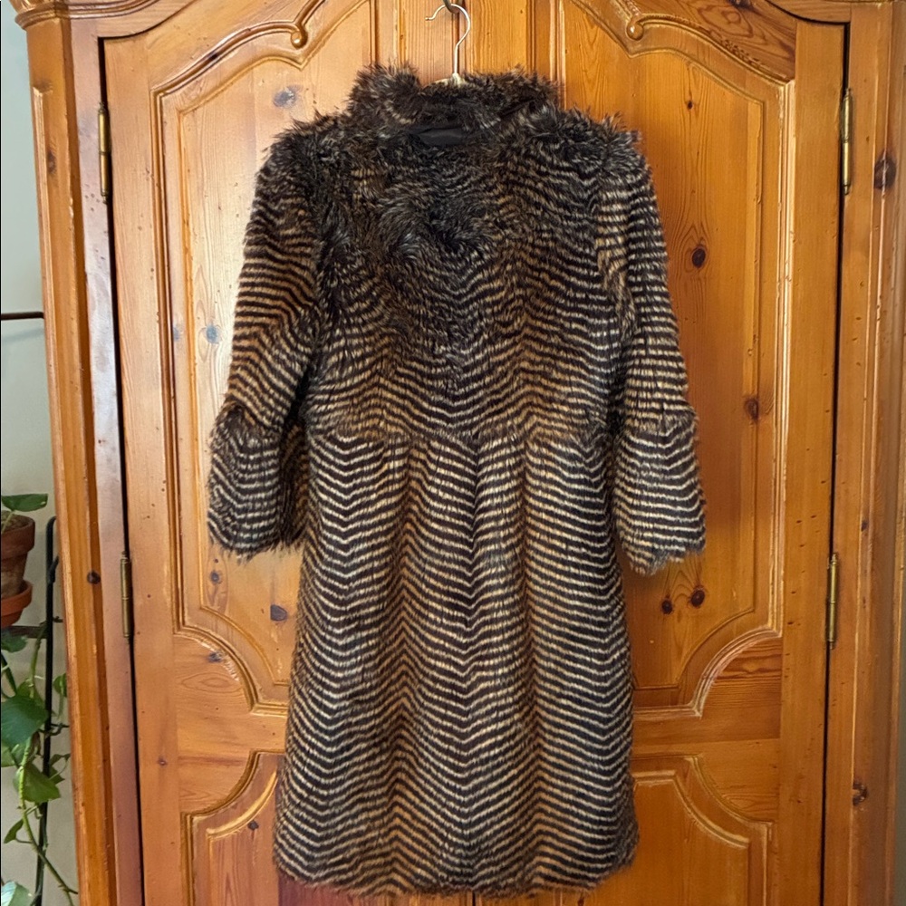 Willow & Clay Faux Fur Coat NWOT - Picture 2 of 7